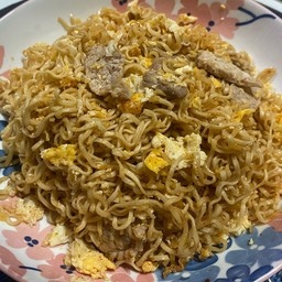 ผัดมาม่าใส่ไข่ ใส่หมู (ไม่ใส่ผัก)