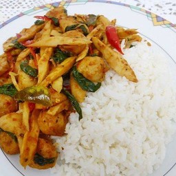 ข้าวกระเพราหน่อไม้เส้น