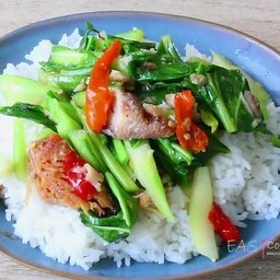 ผัดคะน้าราดข้าว,หมูกรอบ+ไข่เจียว
