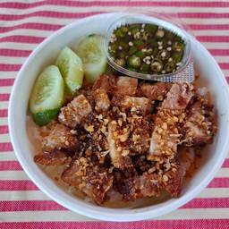 ข้าวหมูกรอบคั่วกระเทียม