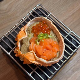 มันปูญี่ปุ่นเสิร์ฟพร้อมแซลมอนและไข่ปลาแซลมอน