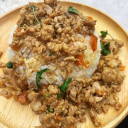 กะเพราหมูสับราดข้าว