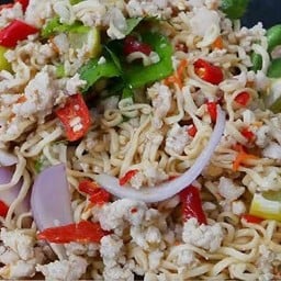 ยำมาม่าหมูสับ+หมูยอ/ယန်း မားမာ့ မူစန်