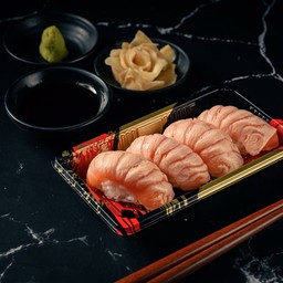 1. Aburi Salmon Sushi 4p