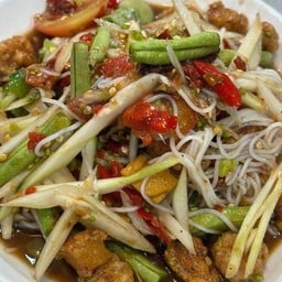 ส้มตำปูปลาร้า ขนมจีน หมูกรอบ