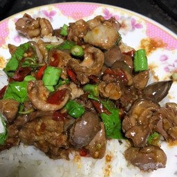 ผัดกะเพราเครื่องในไก่