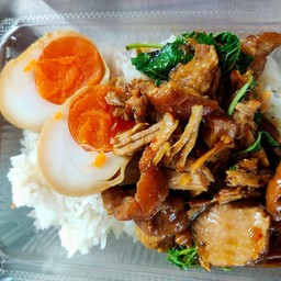 ข้าวกะเพราขาหมู