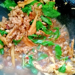 ข้าวราดกะเพราหมูสับ+หน่อไม้