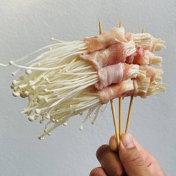 หมูสามชั้นพันเห็ดเข็มทอง