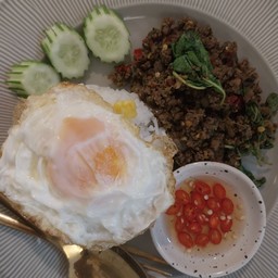 ข้าวกระเพราเนื้อสับพริกแห้ง