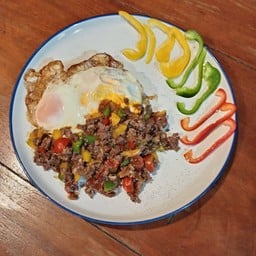 ข้าวหน้าไข่ระเบิดไก่ซอสโบโลเนียส