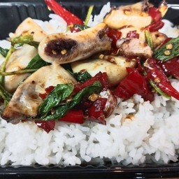 ข้าวราดกระเพราใส้ตัน