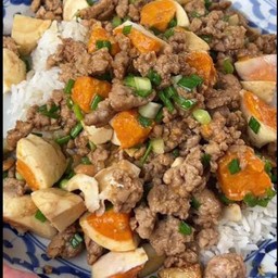 ข้าวราด หมูสับหมูยอมส่ไข่เค็ม