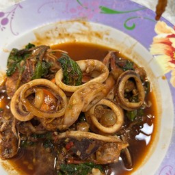 ข้าวกะเพราปลาหมึก