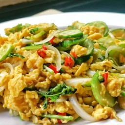 แตงกวาผัดไข่เป็นกับราดข้าว