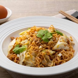 ผัดมาม่าหน้าโรงเรียน