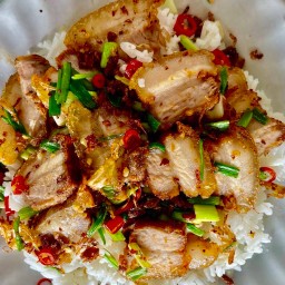 หมูกรอบคั่วพริกเกลือราดข้าว