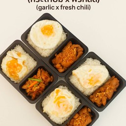 ข้าวหมูทอด ( กระเทียม x พริกสด )