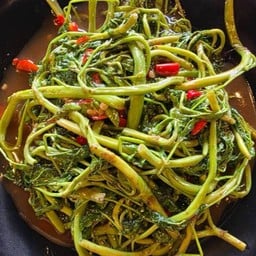 ผัดกระเฉดไฟแดง