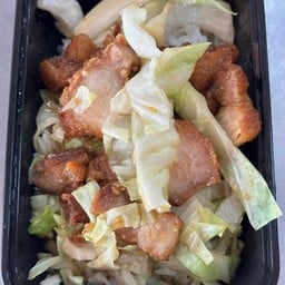 ข้าวหมูทอดผัดกะหล่ำปลี