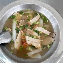 ร้านก๊วยจั๊บน้ำใส aหมูกรอบรสเด็ด (บางคล้า)