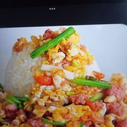 ไข่ผัดแหนมราดข้าว