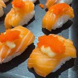 แซลมอนสดมายองเนสไข่กุ้ง