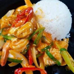 ข้าวราดปลาหมึกผัดไข่เค็ม