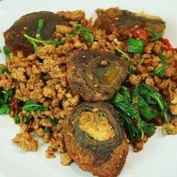 กระเพราใข่เยี่ยวม้า-หมูสับ