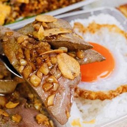 ข้าวตับไก่ทอดกระเทียม+ ไข่ดาว