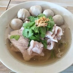 ก๋วยเตี๋ยว หมูสด ลูกชิ้น น้ำใส