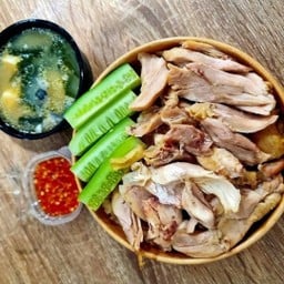 ข้าวมันไก่คลีน โปรตีนสูง (น่องสะโพก 170 กรัม) จับคู่ซุบมิโส๊ะ