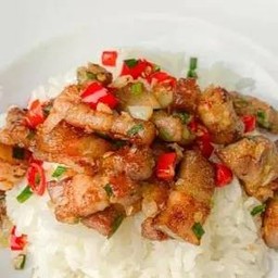 สามชั้นผัดพริกเกลือราดข้าว