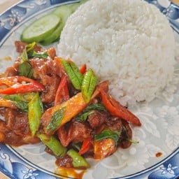 พริกแกงหมูกรอบราดข้าว
