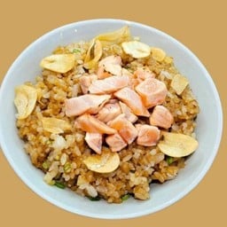 ข้าวผัดกระเทียมแซลมอน
