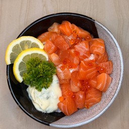 ข้าวแซลมอนหั่นเต๋า ออนท็อปด้วยไข่ปลา