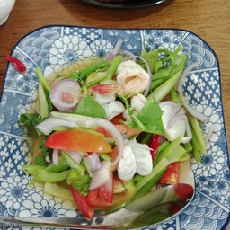 ยำก้านคะน้ากุ้ง