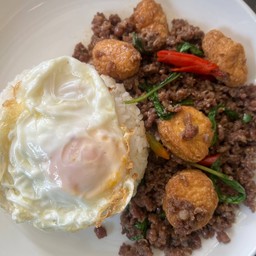 ข้าวกะเพราเนื้อสับเต้าหู้ไข่ + ไข่ดาว