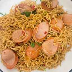 มาม่ากะเพราไส้กรอก