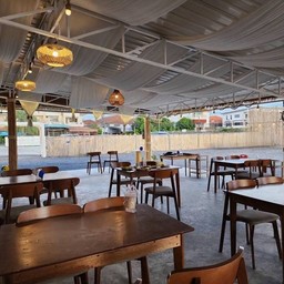 โซนโต๊ะนั่งในร้าน