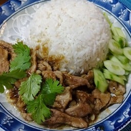 หมูกระเทียมราดข้าว