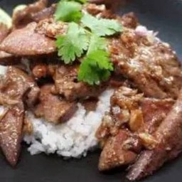 ตับหมูผัดกะเทียมราดข้าว