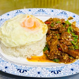 ข้าวกระเพราเนื้อตุ๋น แยกข้าว แยกกับให้