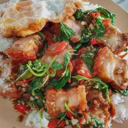 กระเพราหมูกรอบราดข้าว