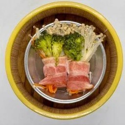 เบคอนพันบล็อคโคลี่เห็ดเข็มทอง