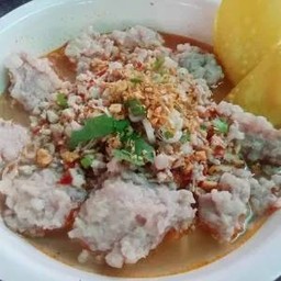 บะหมี่น้ำต้มยำ หมูเด้ง