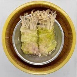 หมูพันผักกาดขาวเห็ดเข็มทอง