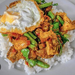 ผัดพริกแกงหมูสามชั้นราดข้าว+ไข่ดาว