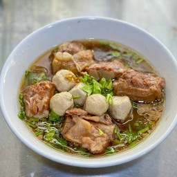 ก็วยเตี๋ยวศี่โครงอ่อนหมูตุ๋น+ลูกชิ้น