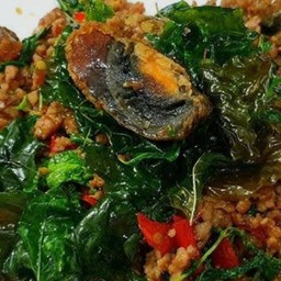 กระเพราไข่เยี่ยวม้าราดข้าว